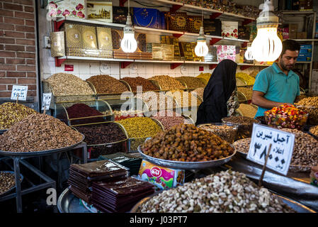 Vielzahl von Muttern für den Verkauf auf dem Basar in Teheran Stadt, Hauptstadt von Iran und Teheran Provinz Stockfoto