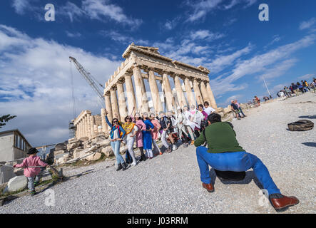 Asiatische Touristen vor dem Parthenon Tempel für die Göttin Athene, Teil der Akropolis von Athen, Griechenland Stockfoto