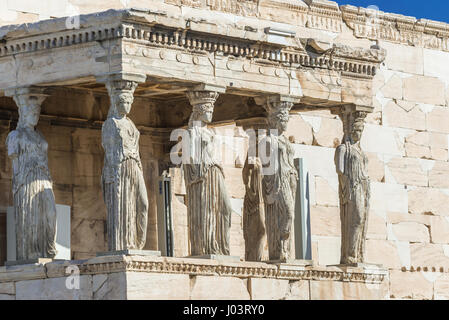 Vorhalle der Karyatiden, gewidmet Teil der antiken griechischen Tempel Erechtheion Athena und Poseidon, auf der Nordseite der Akropolis von Athen, Griechenland Stockfoto