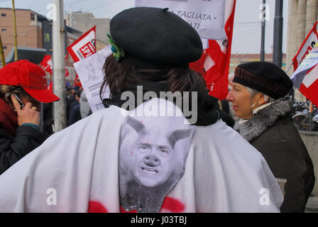 Padua, Italien, 12. März 2010. Generalstreik. Demonstrator mit Berlusconi-Schwein-wie Maske. Stockfoto