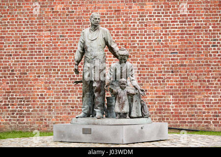 die Kreuzung ältere Skulptur, die eine junge Familie Migration von Liverpool in die neue Welt Stockfoto