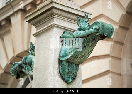 Meeresgott Neptun Bronze Skulpturen auf die Beleuchtung an der Port of Liverpool building UK Stockfoto