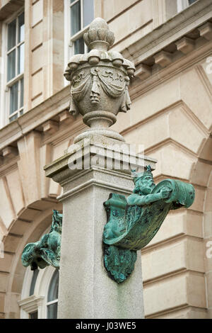 Meeresgott Neptun Bronze Skulpturen auf die Beleuchtung an der Port of Liverpool building UK Stockfoto