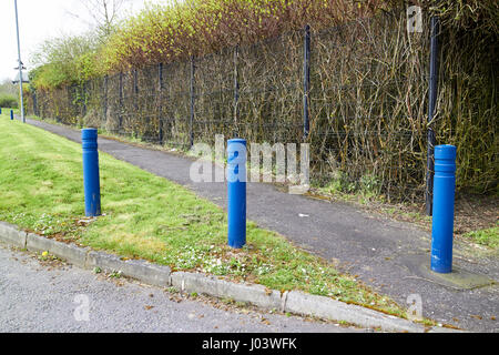 Sicherheit Poller und Rasen Erde Berme Wanderweg im Schutz sichern Gewerbegebiet Newtownabbey UK diese Anlagen wurden gemeinsame Entwürfe im tr Stockfoto