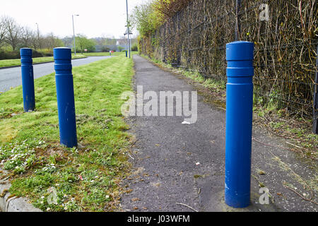 Sicherheit Poller und Rasen Erde Berme Wanderweg im Schutz sichern Gewerbegebiet Newtownabbey UK diese Anlagen wurden gemeinsame Entwürfe im tr Stockfoto