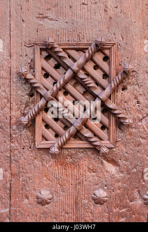 Verzierte Drückergarnituren in einer alten Holztür. ALBARRACIN, Teurel, Spanien. Ton gefiltert, um nostalgischen Effekt zu erzielen. Stockfoto