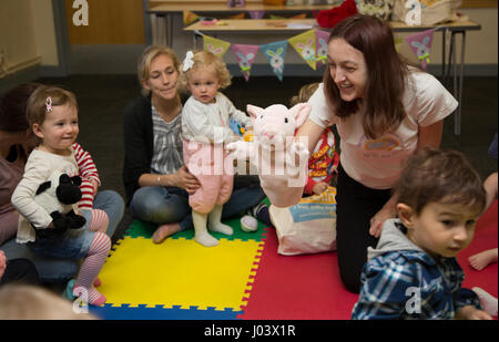Baby & Kleinkind Klasse mit Puppen Stockfoto