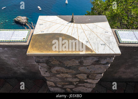 Capri, Italien - 31. August 2016: Sonnenuhr von Capri liegt in den Gärten des Augustus Stockfoto