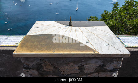 Capri, Italien - 31. August 2016: Sonnenuhr von Capri liegt in den Gärten des Augustus Stockfoto