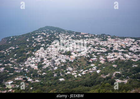 Luftaufnahme von Gebäuden in Anacapri vom Monte Solaro, Insel Capri, Italien Stockfoto