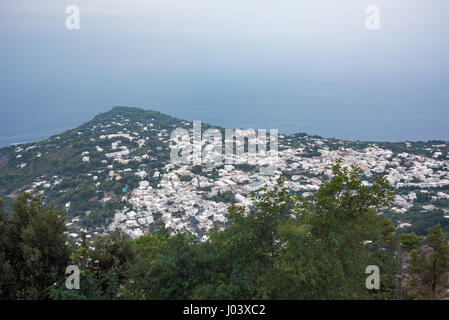 Luftaufnahme von Gebäuden in Anacapri vom Monte Solaro, Insel Capri, Italien Stockfoto