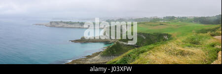 Panoramablick an einem regnerischen Tag von Cabo Mayor, Santander, Kantabrien Stockfoto