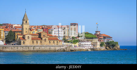 Panoramablick in Gijon mit San Pedro Kirche, Asturien, Nordspanien Stockfoto