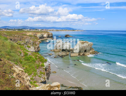 Malerische Klippen Blick auf Praia Das Catedrais aufsuchen, berühmten Strand in Galicien, Nordspanien Stockfoto