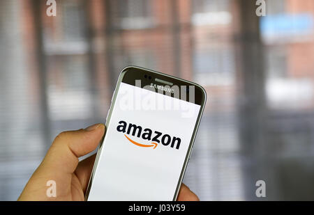 MONTREAL, Kanada - 20. März 2017 - Amazon mobile Anwendung auf dem Bildschirm von Samsung S5 in der Hand. Amazon ist eine amerikanische e-Commerce und cloud com Stockfoto