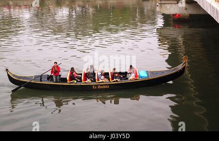 KAOHSIUNG, TAIWAN--22. Februar 2015: Touristen genießen Sie eine Fahrt auf dem Fluss der Liebe in einem Boot, das eine venezianische Gondel ähnelt. Stockfoto