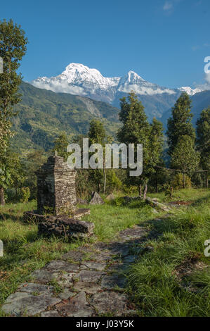 Auf dem Trail in der Nähe von Chainabatthi, Nepal mit Blick auf Annapurna South Stockfoto