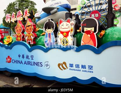 KAOHSIUNG, TAIWAN--22. Februar 2015: ein bunte Parade Float Förderung von China Airlines ist Bestandteil der Lantern Festival, das traditionell Plac Stockfoto