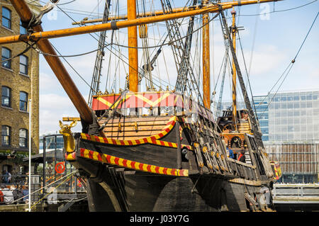 Masten und Takelage des Replikats von der Golden Hind, Golden Hinde II vertäut am St. Mary Overie Dock, Bankside, London, eine beliebte Touristenattraktion Stockfoto