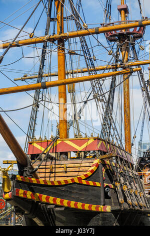 Masten und Takelage des Replikats von der Golden Hind, Golden Hinde II vertäut am St. Mary Overie Dock, Bankside, London, eine beliebte Touristenattraktion Stockfoto