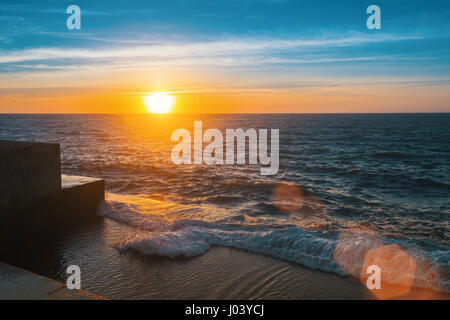Sonnenuntergang am Meer Pier, Flare und Strahlen. Stockfoto