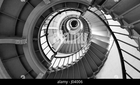 Innenansicht, Blick nach oben eine schwarze und weiße Wendeltreppe Stockfoto