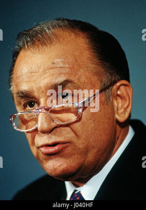 Ion Illiescu des rumänischen Präsidenten beantwortet Reporter Fragen während der National Press Club Luncheon, während er auf einem Arbeitsbesuch in Washington DC., 27. September 1995 war. Foto: Mark Reinstein Stockfoto