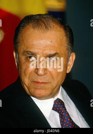 Ion Illiescu des rumänischen Präsidenten beantwortet Reporter Fragen während der National Press Club Luncheon, während er auf einem Arbeitsbesuch in Washington DC., 27. September 1995 war. Foto: Mark Reinstein Stockfoto