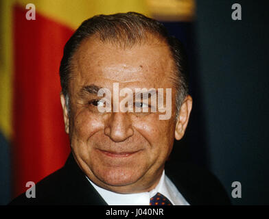 Ion Illiescu des rumänischen Präsidenten beantwortet Reporter Fragen während der National Press Club Luncheon, während er auf einem Arbeitsbesuch in Washington DC., 27. September 1995 war. Foto: Mark Reinstein Stockfoto