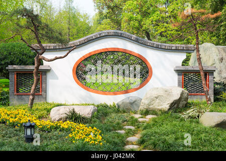 Chinesische traditionelle Wand mit runden Fenster in einem Garten, Chengdu, Provinz Sichuan, China Stockfoto