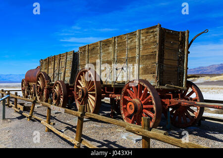 Dies ist eine Ansicht von zwei der 20 Mule Team-Erz-Wagen und einem Wasser-Wagen auf dem Display an der Harmony Borax Works in Death Valley Nationalpark, Kalifornien Stockfoto