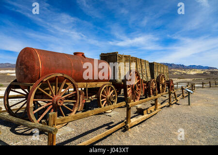 Dies ist ein Blick auf das Wasser Wagen und die beiden 20 Mule Team-Erz-Wagen auf dem Display an der Harmony Borax Works in Death Valley Nationalpark, Kalifornien, Stockfoto