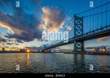 Die Benjamin Franklin Bridge und und Delaware River bei Sonnenuntergang gesehen aus Camden, New Jersey. Stockfoto