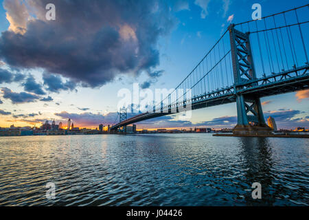 Die Benjamin Franklin Bridge und und Delaware River bei Sonnenuntergang gesehen aus Camden, New Jersey. Stockfoto