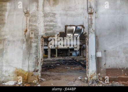 Innenraum der alten Fabrikgebäude zerstört. Ruinen von Industrieunternehmen aufgegeben. Leeren Raum. Stockfoto