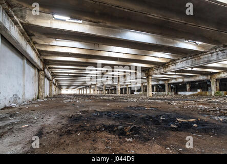 Innenraum der alten Fabrikgebäude zerstört. Ruinen von Industrieunternehmen aufgegeben. Leeren Raum. Stockfoto