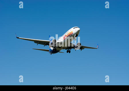 Jet2 Boeing 737 - 8MG landet auf dem Flughafen Birmingham, UK (G-JZHM) Stockfoto