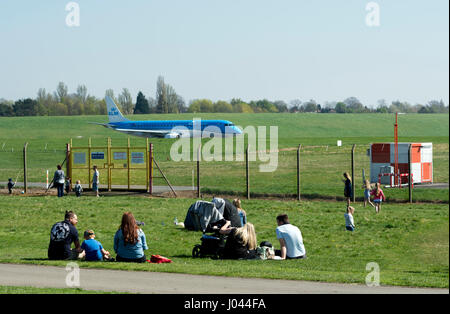 Menschen beobachten Flugzeuge am Flughafen Birmingham von Sheldon Country Park, West Midlands, UK Stockfoto