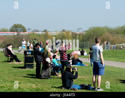 Menschen beobachten Flugzeuge am Flughafen Birmingham von Sheldon Country Park, West Midlands, UK Stockfoto