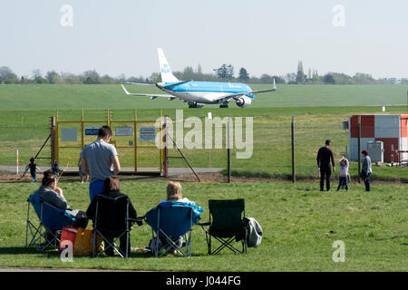 Menschen beobachten Flugzeuge am Flughafen Birmingham von Sheldon Country Park, West Midlands, UK Stockfoto