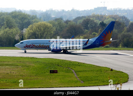 Jet2 Boeing 737 - 8MG bereit zum abheben am Flughafen Birmingham, UK (G-JZHM) Stockfoto