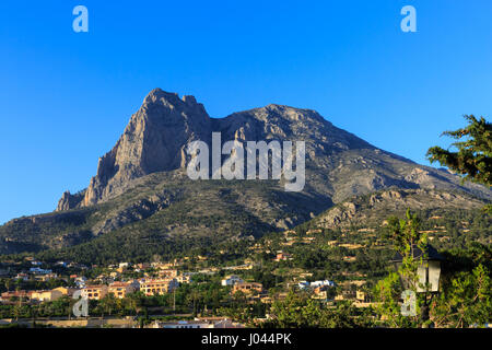 Puig Campana Berg- und Finestrat Stadt, Marina Baixa, Region Alicante, Spanien Stockfoto