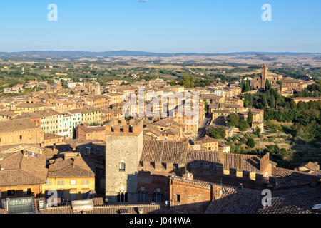 Blick auf Santa Maria dei Servi und umliegende Wohngebiet von der Betrachtung Plattform des Doms, Faccianote - Siena, Italien Stockfoto