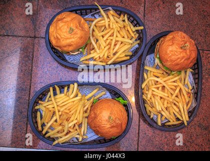 3 Rindfleisch Huhn und vegetarische Burger auf den Korb Stockfoto