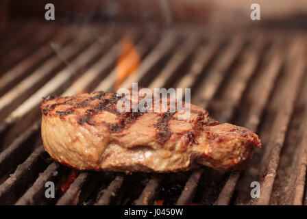 Char grill Grass Fed Rump Steak auf dem grill Stockfoto