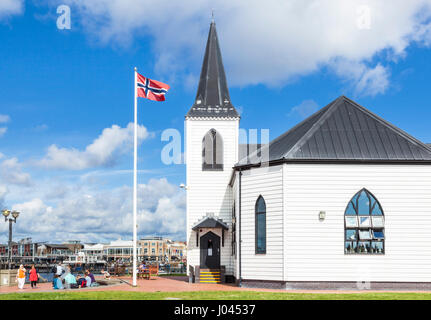 Cardiff bay Bae Caerdydd norwegische Kirche Arts Centre und im Millennium Waterfront Park Cardiff Bay Cardiff South Glamorgan South Wales GB UK Flagge Stockfoto