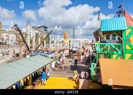 Cardiff bay Kirmes im öffentlichen Raum Roald Dahl Plass in Cardiff Bay Area Cardiff South Glamorgan South Wales GB UK EU Europa Stockfoto