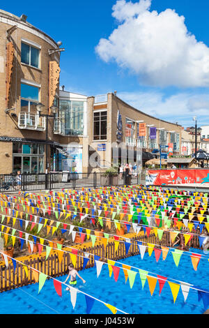 Cardiff bay Kirmes im öffentlichen Raum Roald Dahl Plass in Cardiff Bay Area Cardiff South Glamorgan South Wales GB UK EU Europa Stockfoto