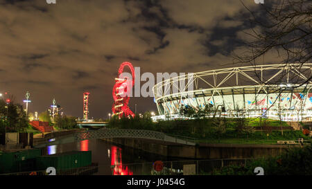 Die berühmte ArcelorMittal Orbit und Olympic Statium, Queen Elizabeth Olympic Park Stratford, London, in der Nacht Stockfoto