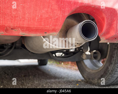 Diesel Autoauspuff mit sichtbaren Ruß. Stockfoto